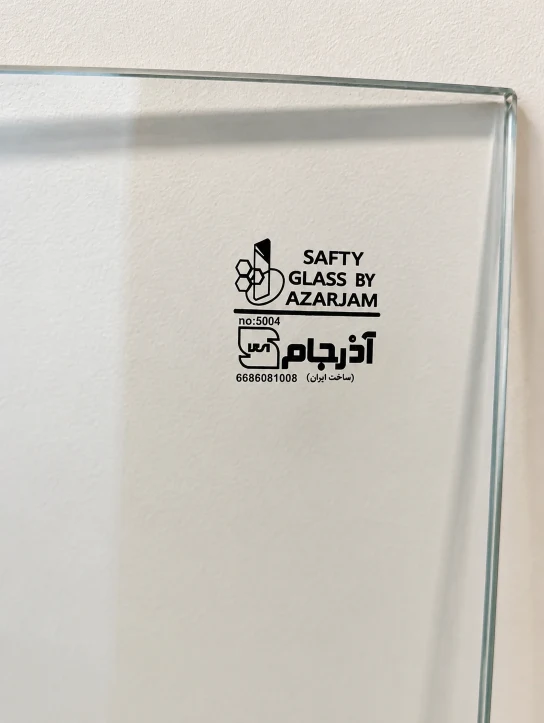 آرم آذرجام نشکن و نشان استاندارد روی شیشه سکوریت
